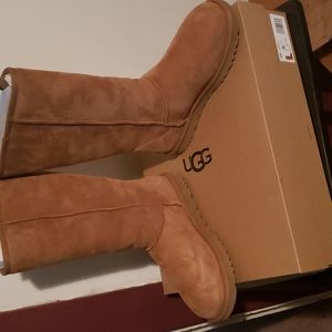 Gently worn UGGS. I may have worn these a total of 3 times. Comes w/box.